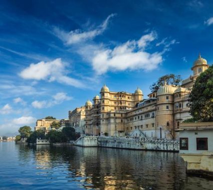 romantic-india-luxury-tourism-concept-background-udaipur-city-palace-and-lake-pichola-udaipur-r_u-l-q105lyu0